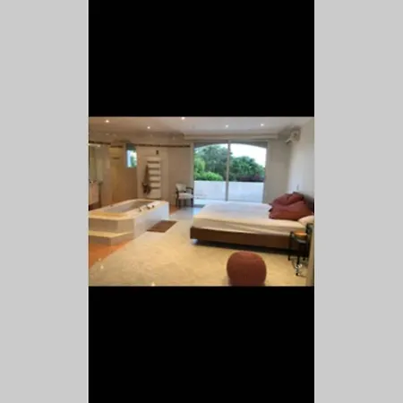 Villa Avec Piscine, 3 Chambres *